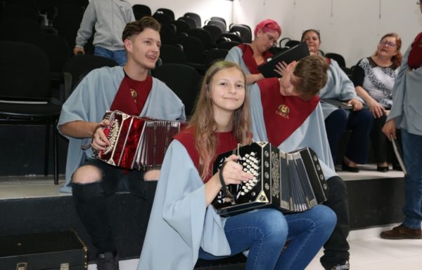 Coral da Lirica de Joinville e Vozes da Babitonga encantam o publico em Itapoa 25