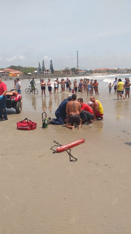 Homem morre apos se afogar em Itapoa 2