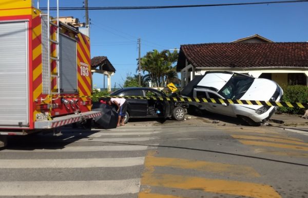 Acidente com dois automóveis na Barra do Sai resulta em duas pessoas feridas 1 - FOTO Bombeiros