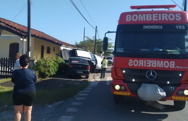 Acidente com dois automóveis na Barra do Sai resulta em duas pessoas feridas 2 - FOTO Bombeiros