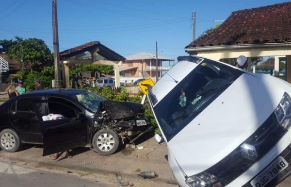 Acidente com dois automóveis na Barra do Sai resulta em duas pessoas feridas 3 - FOTO Itapoa 24Hrs