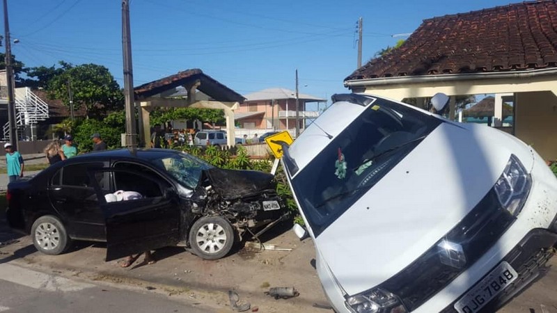 Acidente com dois automóveis na Barra do Sai resulta em duas pessoas feridas 3 - FOTO Itapoa 24Hrs