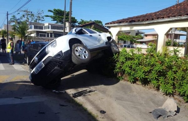Acidente com dois automóveis na Barra do Sai resulta em duas pessoas feridas 5 - FOTO Itapoa 24Hrs