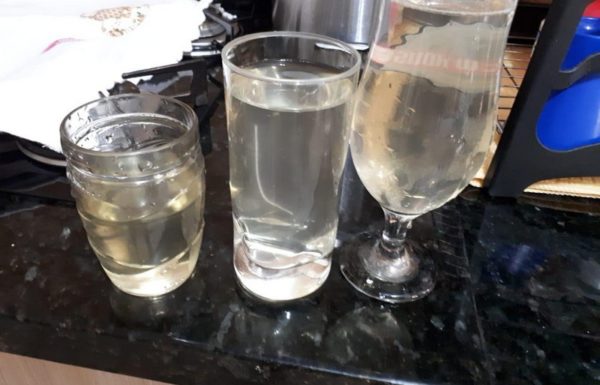 Alteracao na coloracao da agua tratada em Itapoa motivo de muita reclamacao dos usuarios 06