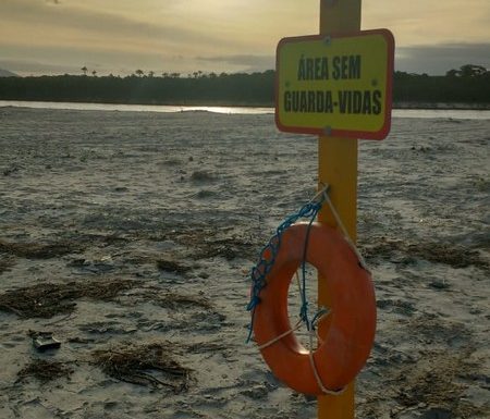 Bombeiros instalam placas informativas indicando os postos guarda-vidas de Itapoa 1