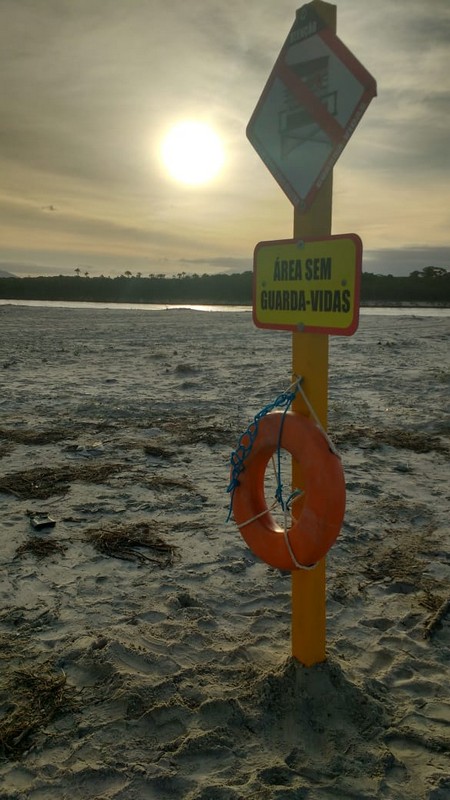 Bombeiros instalam placas informativas indicando os postos guarda-vidas de Itapoa 1