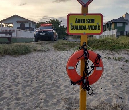 Bombeiros instalam placas informativas indicando os postos guarda-vidas de Itapoa 2