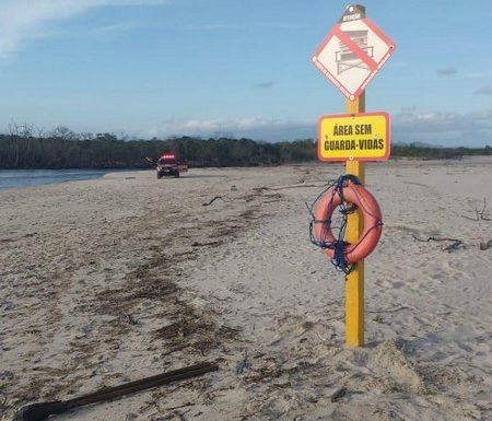 Bombeiros instalam placas informativas indicando os postos guarda-vidas de Itapoa 3