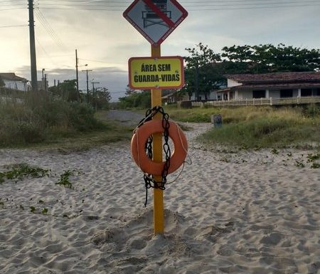 Bombeiros instalam placas informativas indicando os postos guarda-vidas de Itapoa 4
