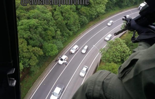 Suspeitos sao presos na BR-376 pouco apos homicidio em Itapoa