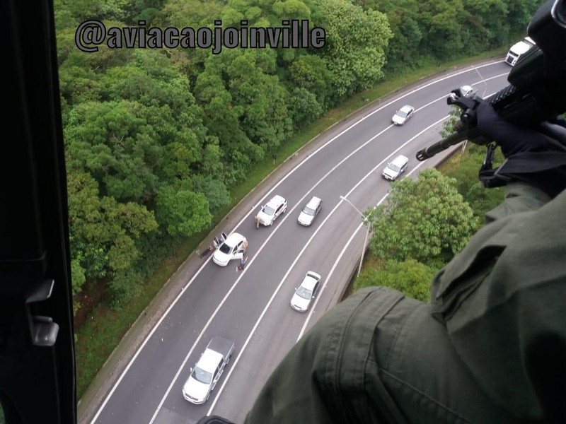 Suspeitos sao presos na BR-376 pouco apos homicidio em Itapoa