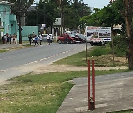 Acidente entre dois automoveis no Caminho da Onca 01 - FOTO Grupos do WhatsApp - Divulgação.