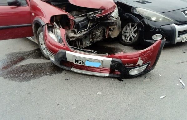 Acidente entre dois automoveis no Caminho da Onca 02 - FOTO Grupos do WhatsApp - Divulgação.