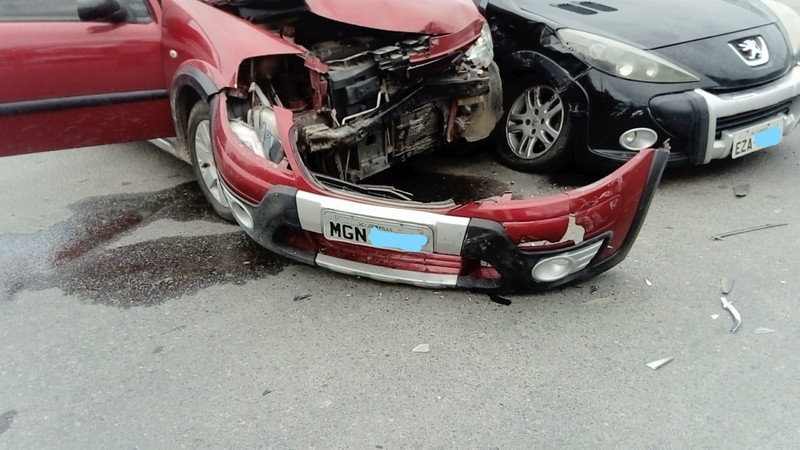 Acidente entre dois automoveis no Caminho da Onca 02 - FOTO Grupos do WhatsApp - Divulgação.