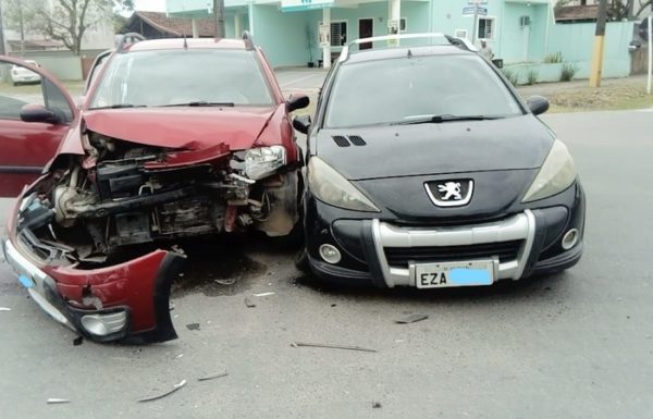 Acidente entre dois automoveis no Caminho da Onca 04 - FOTO Grupos do WhatsApp - Divulgação.