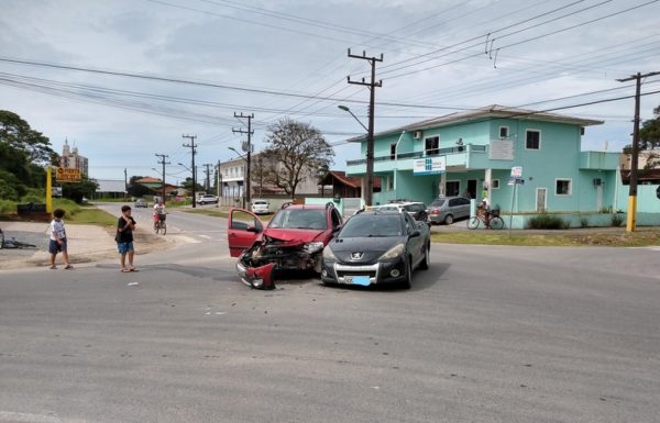 Acidente entre dois automoveis no Caminho da Onca 10 - FOTO Antonio Fecchio - Divulgação.