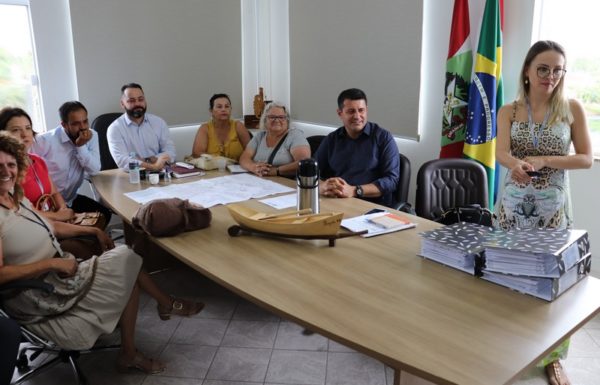 Amunesc entrega projeto de mercado municipal para Itapoa 5