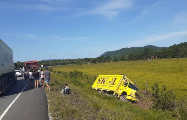 Bombeiros atendem acidente entre caminhao e automovel no Contorno de Garuva 1
