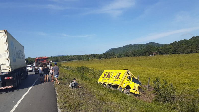 Bombeiros atendem acidente entre caminhao e automovel no Contorno de Garuva 1