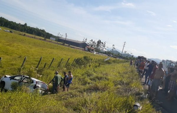 Bombeiros atendem acidente entre caminhao e automovel no Contorno de Garuva 2
