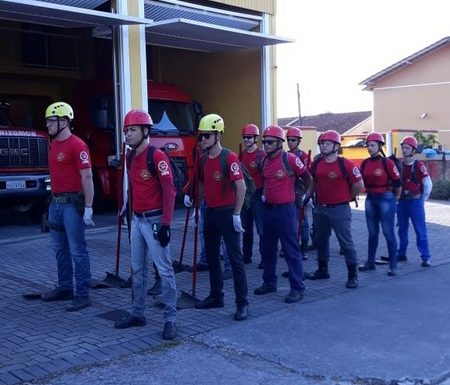 Bombeiros de Garuva combatem incendio no Morro do Quiriri 01