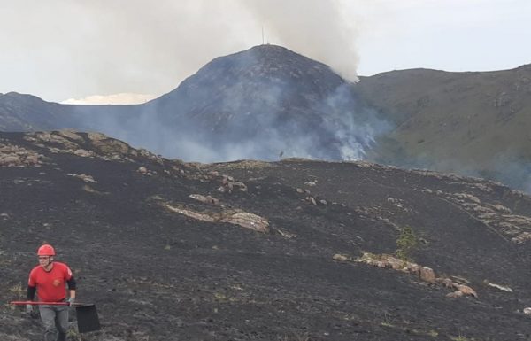 Bombeiros de Garuva combatem incendio no Morro do Quiriri 02