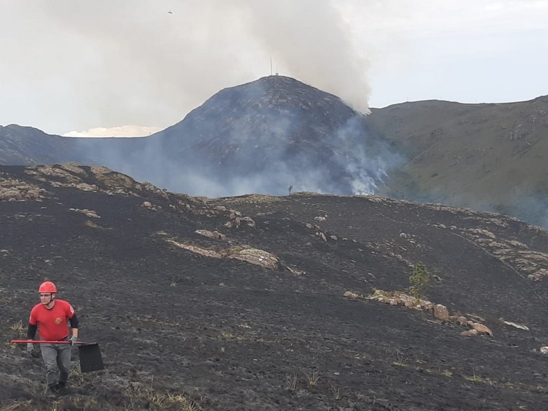 Bombeiros de Garuva combatem incendio no Morro do Quiriri 02
