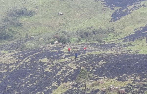 Bombeiros de Garuva combatem incendio no Morro do Quiriri 03