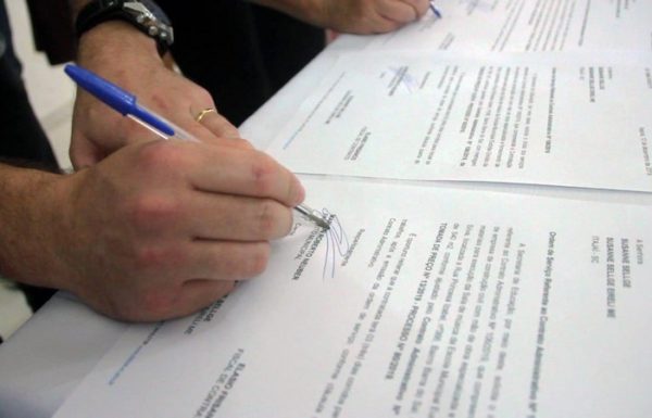 Prefeitura de Itapoa assina ordens de servico para a construcao de salas de musica nas escolas 4