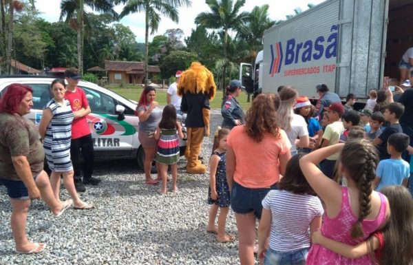 mais de 3 mil brinquedos sao distribuidos pelo projeto natal da magia 07