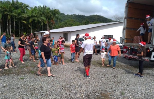 mais de 3 mil brinquedos sao distribuidos pelo projeto natal da magia 08
