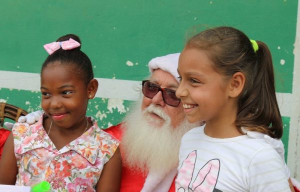 mais de 3 mil brinquedos sao distribuidos pelo projeto natal da magia 12