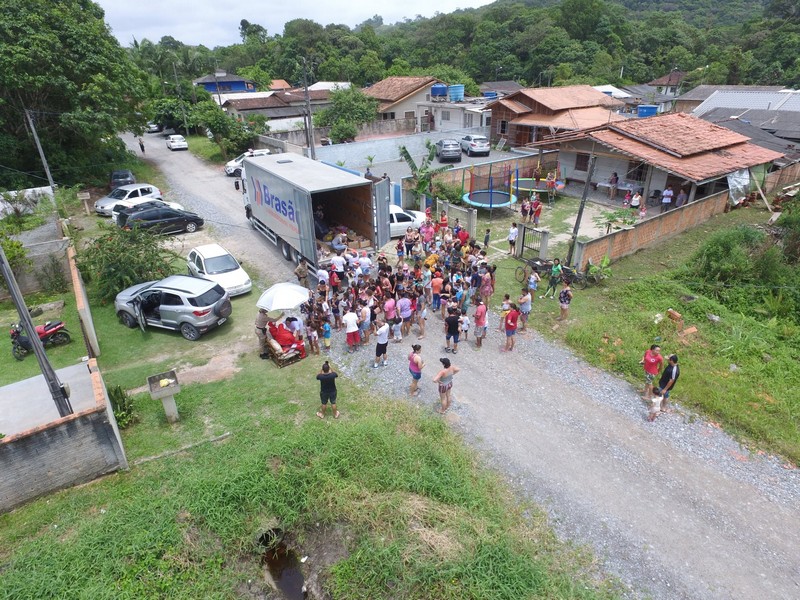 mais de 3 mil brinquedos sao distribuidos pelo projeto natal da magia 22