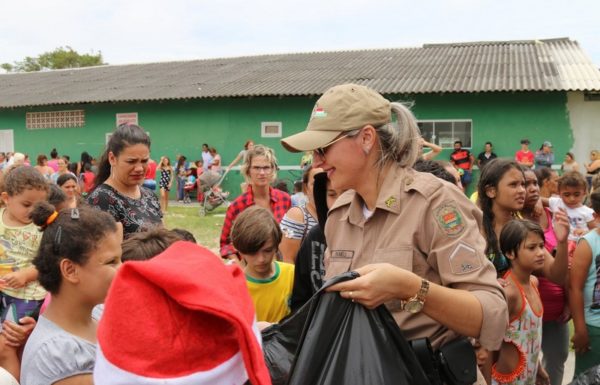 mais de 3 mil brinquedos sao distribuidos pelo projeto natal da magia 28