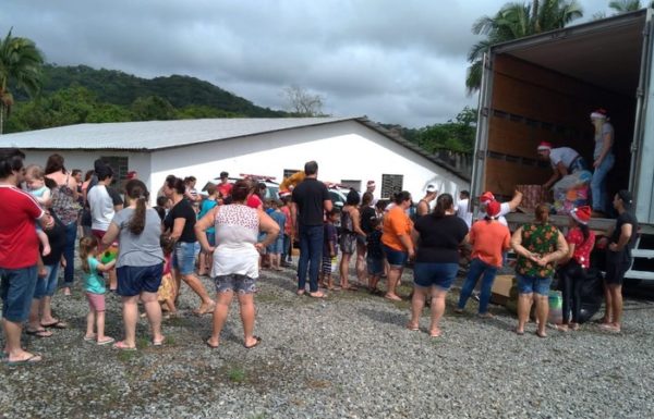 mais de 3 mil brinquedos sao distribuidos pelo projeto natal da magia 34