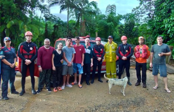 Bombeiros de resgatam seis pessoas e um cachorro que estavam ilhados em Garuva 03