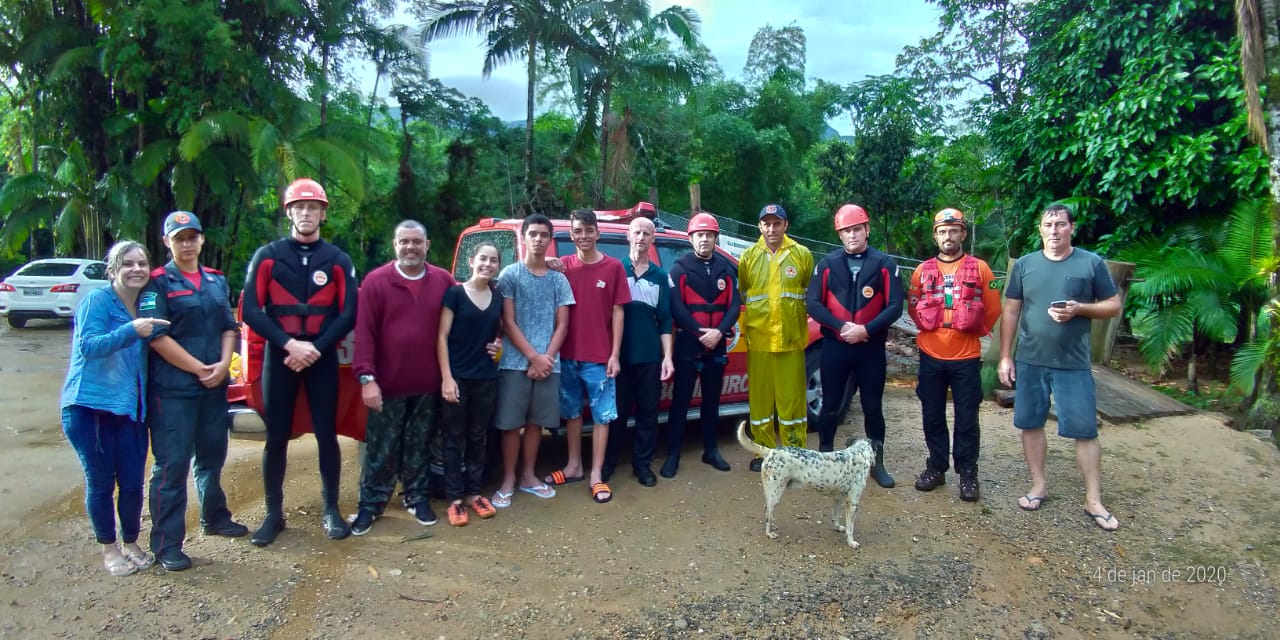 Bombeiros de resgatam seis pessoas e um cachorro que estavam ilhados em Garuva 03