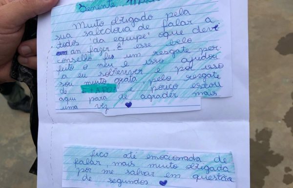 Policiais do Helicoptero Aguia 1 recebem visita de menina salva por eles de afogamento 1