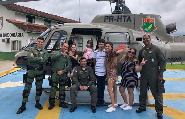 Policiais do Helicoptero Aguia 1 recebem visita de menina salva por eles de afogamento 2