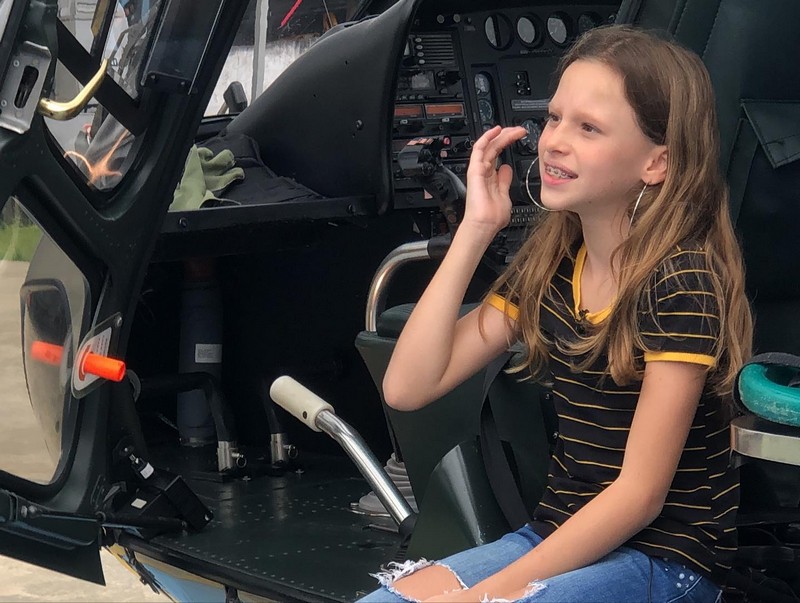 Policiais do Helicoptero Aguia 1 recebem visita de menina salva por eles de afogamento 3