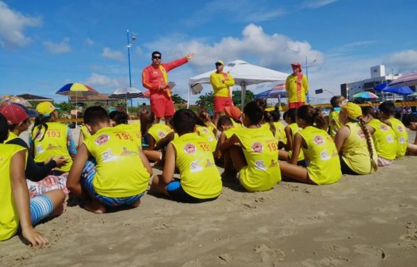 Projeto Golfinho ja formou mais de 100 criancas nesta temporada em Itapoa 02