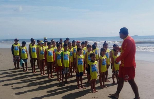 Projeto Golfinho ja formou mais de 100 criancas nesta temporada em Itapoa 03