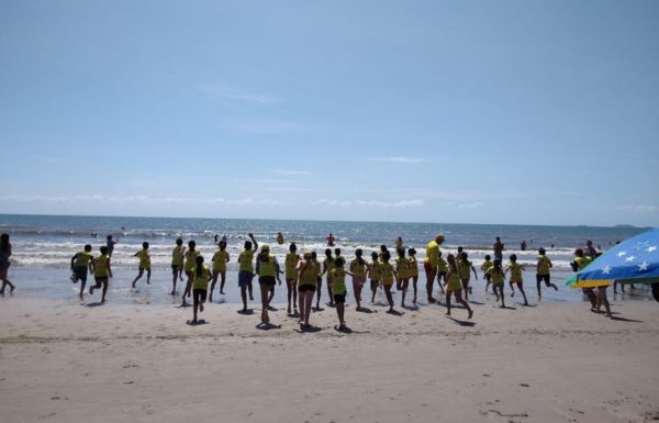 Projeto Golfinho ja formou mais de 100 criancas nesta temporada em Itapoa 04