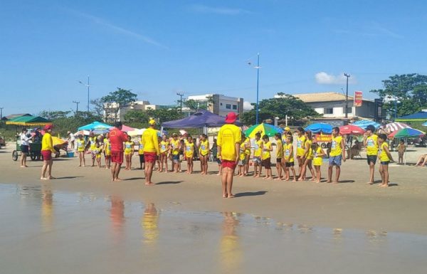 Projeto Golfinho ja formou mais de 100 criancas nesta temporada em Itapoa 05