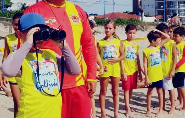 Projeto Golfinho ja formou mais de 100 criancas nesta temporada em Itapoa 06