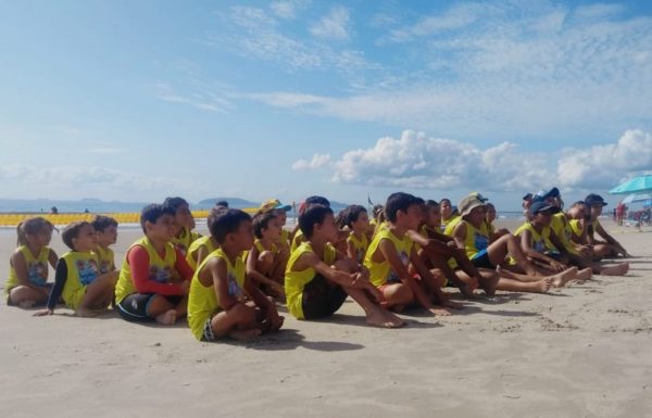 Projeto Golfinho ja formou mais de 100 criancas nesta temporada em Itapoa 08