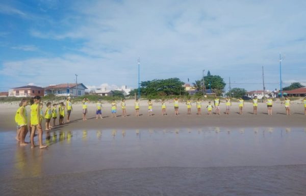 Projeto Golfinho ja formou mais de 100 criancas nesta temporada em Itapoa 09