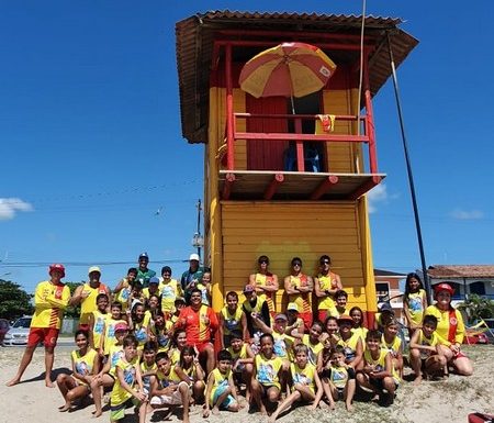 Projeto Golfinho ja formou mais de 100 criancas nesta temporada em Itapoa 10