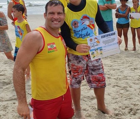 Projeto Golfinho ja formou mais de 100 criancas nesta temporada em Itapoa 11