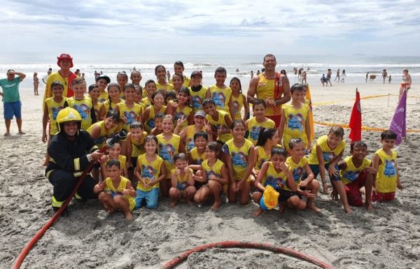 Projeto Golfinho ja formou mais de 100 criancas nesta temporada em Itapoa 12